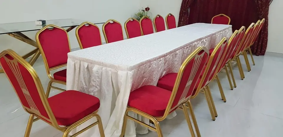 كراسي وطاولات للحفلات